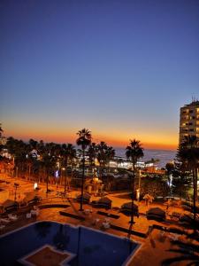 プラヤ・デ・ファニャベにあるAcapulco, Costa Adeje, Tenerifeのスイミングプールと海を望むリゾートです。