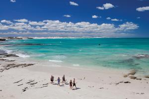 アーニストンにあるArniston Seaside Cottagesの海岸を歩く人々