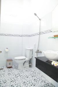 a bathroom with a toilet and a sink at Son Tra Guesthouse in Mui Ne