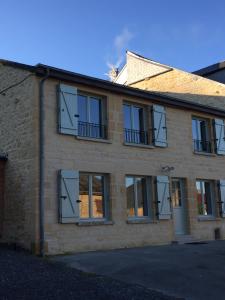 a brick building with windows on the side of it at Gîte LES ARMINAUX in Remilly-les-Pothées