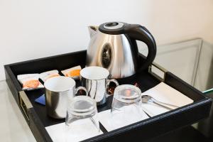 Все необхідне для приготування чаю та кави в Opera Private Suites by Premium Suites Collection