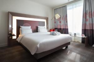 Ένα ή περισσότερα κρεβάτια σε δωμάτιο στο Novotel Almaty City Center