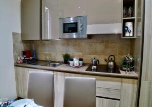 A kitchen or kitchenette at Central Lepetit apartment De Luxe