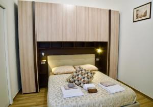 A bed or beds in a room at Central Lepetit apartment De Luxe