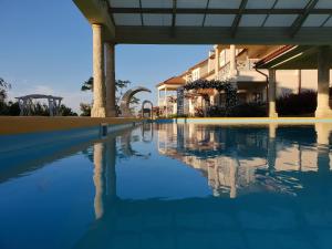 - une piscine reflétant le style d'un bâtiment dans l'établissement Hotel Alexandria, à Anapa