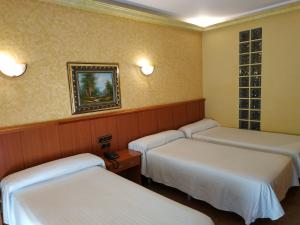 เตียงในห้องที่ Hotel Real de Castilla