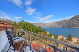 een balkon met uitzicht op een meer en de bergen bij Apartment Mirjana in Kotor