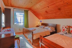 1 dormitorio con 2 camas y ventana en Apartment Mirjana, en Kotor