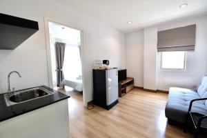 Η κουζίνα ή μικρή κουζίνα στο Living at Sphere Family room