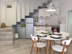 貝蒂納的住宿－Kamena kuća Vrh，厨房配有白色的桌子和白色的椅子