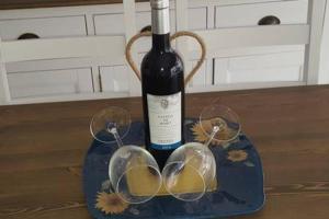 eine Flasche Wein und Gläser auf dem Tisch in der Unterkunft COQUETO APARTAMENTO EN PLAYA DE ARO in Platja  d'Aro