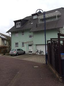 una casa con una bicicleta estacionada frente a ella en Apartment Jane, en Bad Schonborn