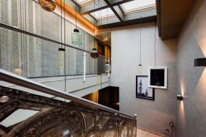 eine Treppe in einem Gebäude mit Fenster in der Unterkunft RQ Boutique & Unique Hotel in Győr