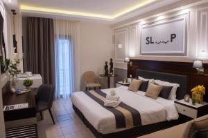 una camera d'albergo con letto e scrivania di Sokratis Hotel a Nea Moudania