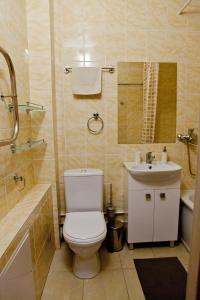 イジェフスクにあるApartments Severny, 54-8のバスルーム(トイレ、洗面台付)