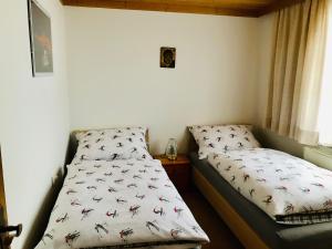 سرير أو أسرّة في غرفة في Ferienwohnung Wieser Reizegg 7, 5652 Dienten