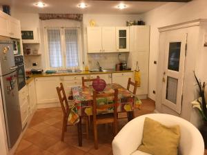 A kitchen or kitchenette at Nice House Near Park and Sea