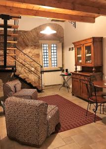 sala de estar con 2 sillas y mesa en Eleonora Room & Breakfast, en Oristano
