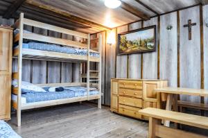 Ένα ή περισσότερα κρεβάτια σε δωμάτιο στο Domek Góralski Beskid Sądecki