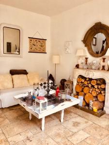 a living room with a coffee table and a couch at La Dépendance in Tours