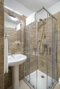 a bathroom with a sink and a shower at Jagniatkowa Koliba in Jagniątków