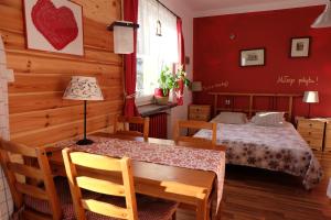 Posteľ alebo postele v izbe v ubytovaní Willa Pod Aniołem - Pokoje Gościnne & Apartamenty z widokiem na góry