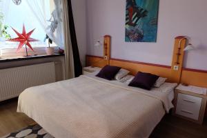 Postel nebo postele na pokoji v ubytování Willa Pod Aniołem - Pokoje Gościnne & Apartamenty z widokiem na góry
