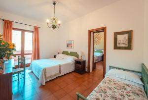 タオルミーナにあるホテル ヴィラ シリーナのベッドルーム1室(ベッド2台、鏡付)