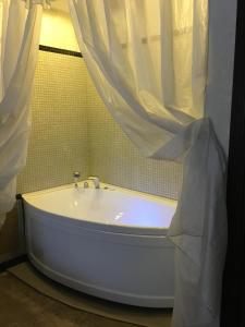 A bathroom at D'otel Hotel at Shchukinskaya