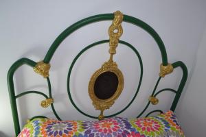 lustro na fotelu z poduszką w obiekcie Casa Rural alto prado w mieście Isora