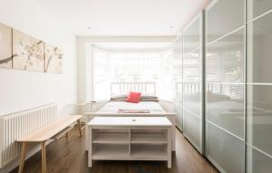 - une petite chambre avec un lit et une fenêtre dans l'établissement High End Apartments, à Hendon