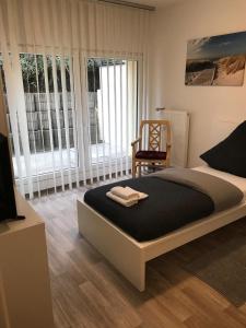 1 dormitorio con 1 cama grande y 1 silla en Monteurhome-Hagen en Hagen