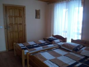 Ένα ή περισσότερα κρεβάτια σε δωμάτιο στο Pokoje gościnne Janina i Józef Majdańscy