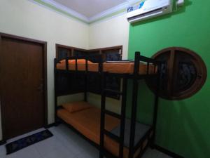 Lliteres en una habitació de Dhika Adventure