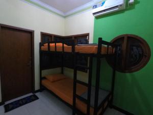 Palanda nebo palandy na pokoji v ubytování Dhika Adventure