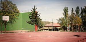 Tennis and/or squash facilities at Casa Rural La Alegría de la Alcarria III or nearby