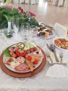 una mesa con un plato de comida encima en Hotel Etrusco, en Gherla