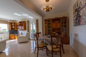 een eetkamer met een tafel en stoelen bij Villa ALZINA in Cala Millor