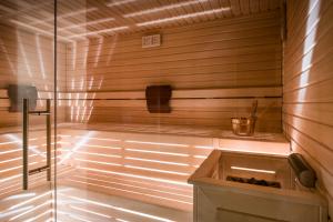 una sauna con pareti in legno e una porta in vetro di Hotel Heini a Campo Tures Altre 37 foto