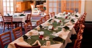 Un restaurante u otro lugar para comer en Fisherman's Landing Inn