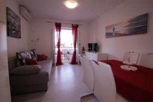 Μια τηλεόραση ή/και κέντρο ψυχαγωγίας στο Apartments Meira br4