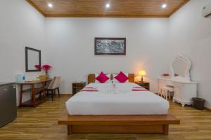 Postel nebo postele na pokoji v ubytování Hoa Vang Riverside Villa