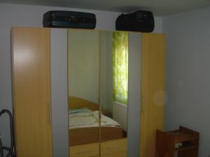 Janó Apartman tesisinde bir odada yatak veya yataklar