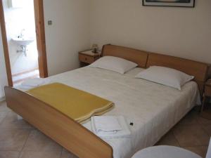 ein Schlafzimmer mit einem großen Bett, einem Waschbecken und einem Waschbecken in der Unterkunft Studio apartment in Orebic with Seaview, Terrace, Air condition, WIFI (4669-5) in Orebić