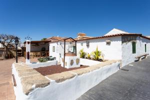 a retaining wall in front of a house at Casa Las Zocas in San Miguel de Abona