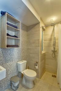 uma casa de banho com um WC, um lavatório e um chuveiro em Chalet Apartments em Sliema