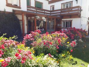 un jardin de fleurs devant une maison dans l'établissement Piuké, à San Carlos de Bariloche