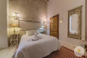 Een bed of bedden in een kamer bij Hotel Argantonio