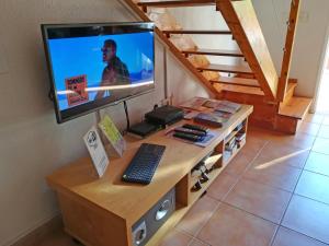Μια τηλεόραση ή/και κέντρο ψυχαγωγίας στο Apartamento El Medano Marineda Loft