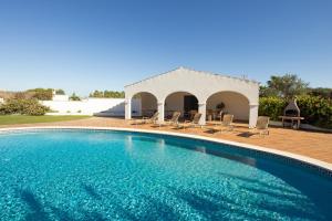 una piscina frente a una villa en Finca Calafi Nou, en Ferreries